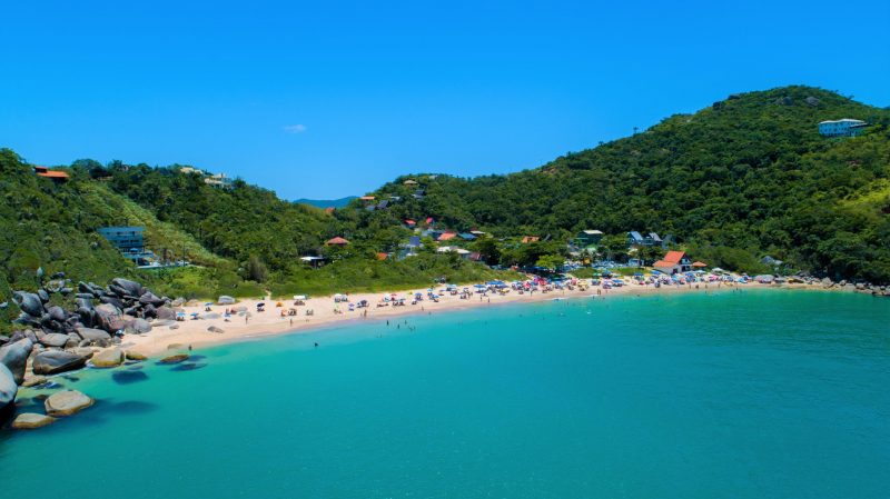 Foto mostra praia da Tainha vista de cima, local onde idoso morreu