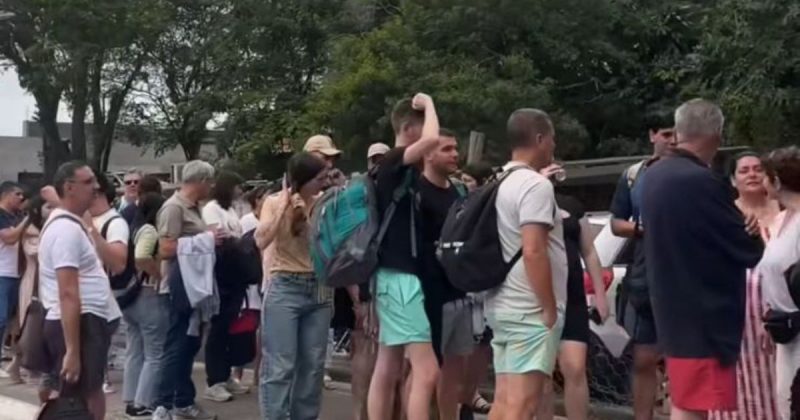 Praia das Laranjeiras lota de turistas na &uacute;ltima segunda-feira (23) – Foto: @bc_beach/ Redes Sociais/ Reprodu&ccedil;&atilde;o