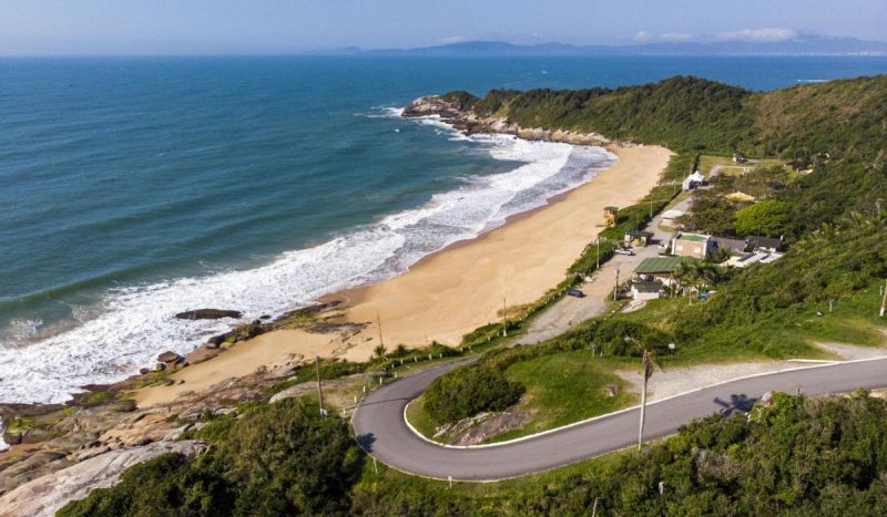 Praia próxima a rodovia 