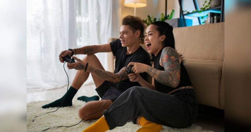 Casal jogando video game