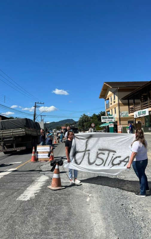 Protesto após morte de madrasta e bebê em trecho em obras em Pomerode 