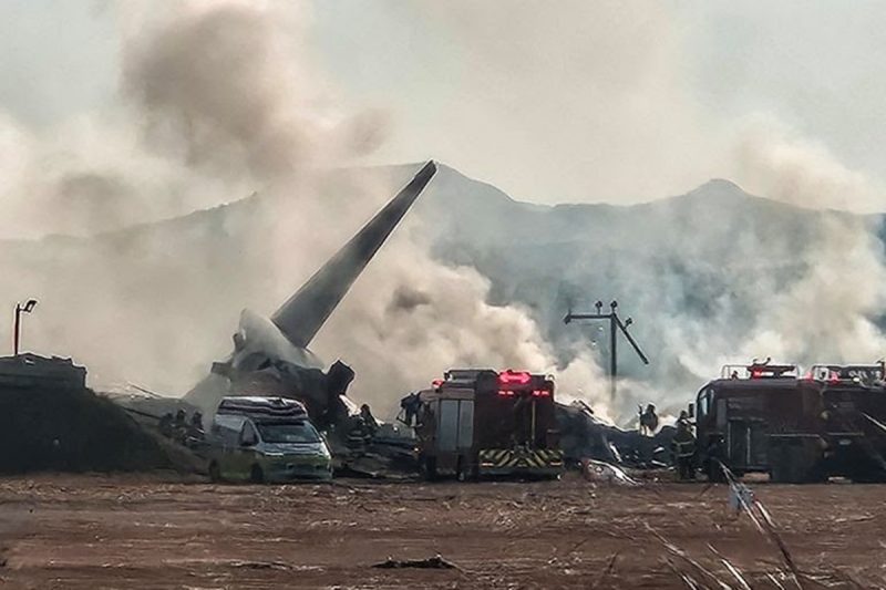 Foto mostra destroços e fumaça após acidente de avião na Coreia do Sul