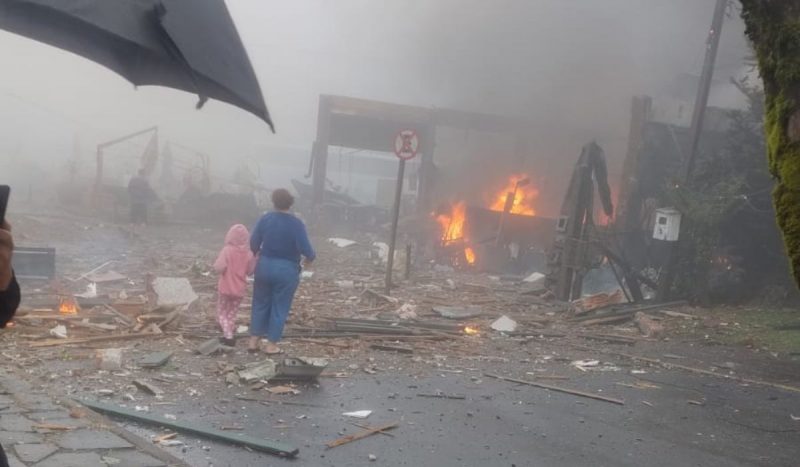 Corpo de Bombeiros trabalha para resfriar destroços de avião que caiu em Gramado, no Rio Grande do Sul 