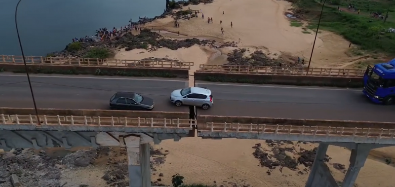 Carro preso em fenda na ponte entre Maranhão e Tocantins