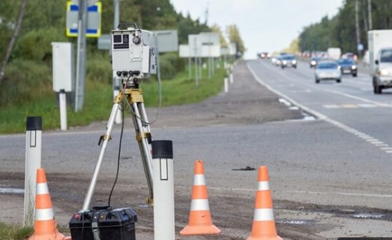 na foto aparece um dos radares de velocidade média em uma rodovia