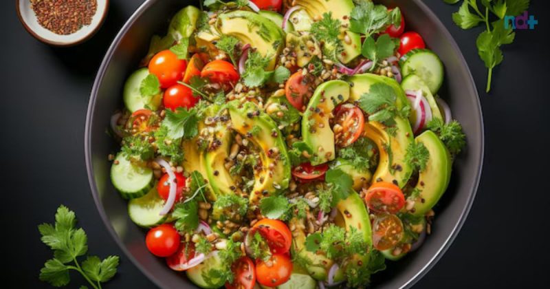 Imagem mostra uma salada, uma das receitas ricas em vitaminas do complexo B