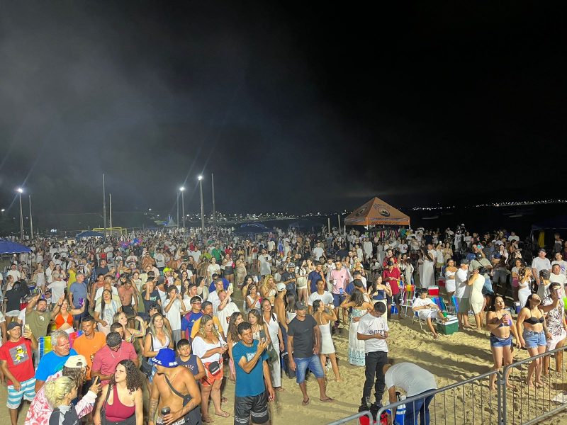 Foto mostra multidão durante ano-novo em São Francisco do Sul