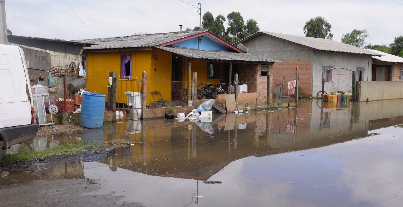 Cheia do rio Canoinhas atinge 6,3 metros e obriga evacuação - Luiz Meyer/NDTV