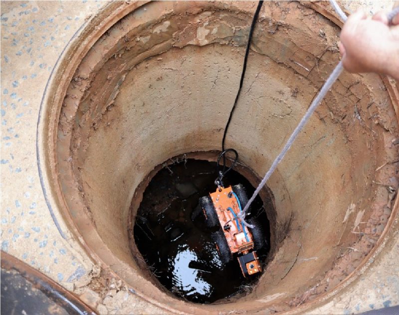 Robô elétrico dentro de tubulação fazendo vistoria guiada em vídeo 