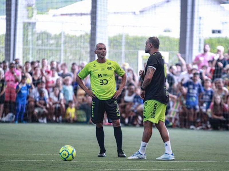 Foto mostra os jogadores Romário e Denilson em campo