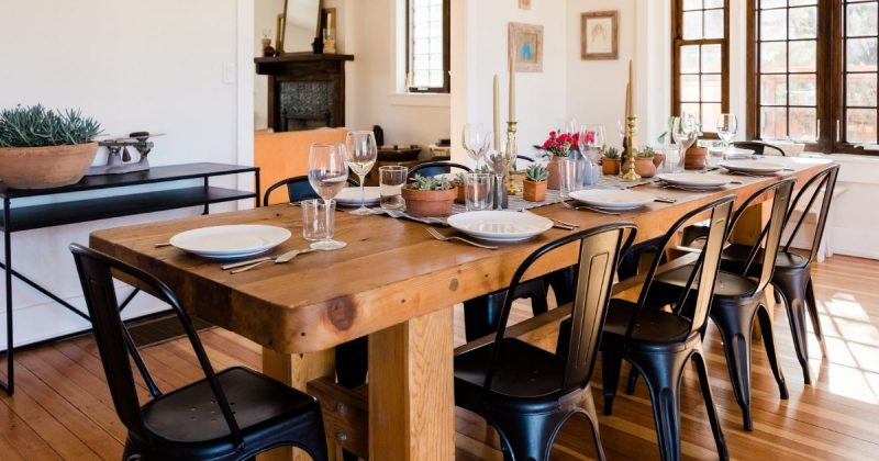 Mesa de jantar de madeira com cadeiras pretas em volta