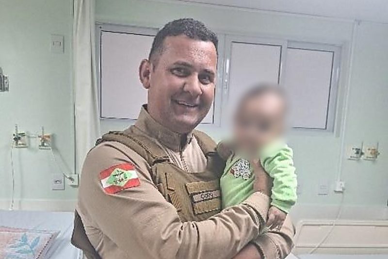 Um policial militar salvou a vida de um bebê engasgado com leite materno em Dionísio Cerqueira.