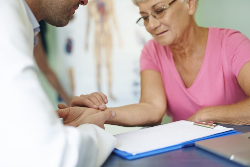 Idosa realizando seus exames de rotina com um médico especialista 