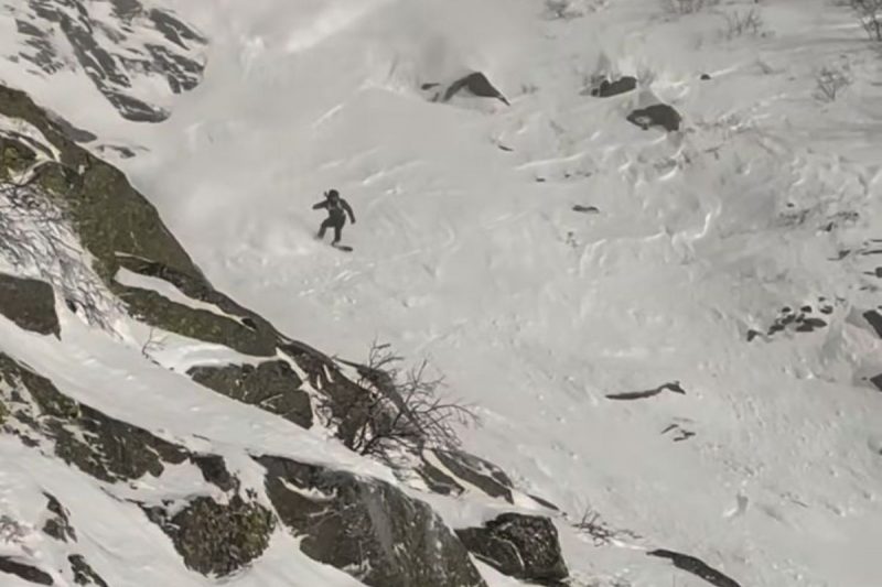 Homem foge de avalanche andando de snowboard