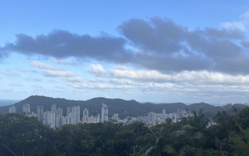 Imagem mostra céu de Itajaí para ilustrar matéria sobre o tempo na semana de Natal na região