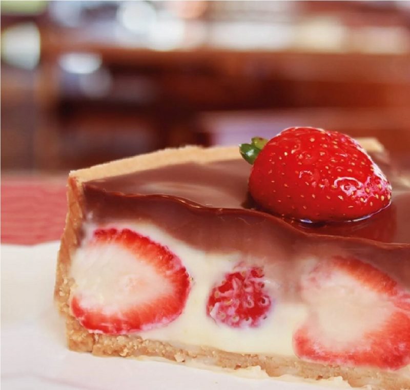 Torta Glória cortada em fatia em cima de prato