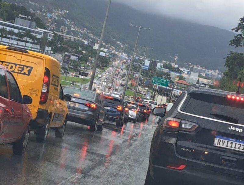 Motoristas enfrentaram congestionamento quilométrico em Florianópolis no fim da tarde desta terça-feira (10) - Foto: Reprodução/ND