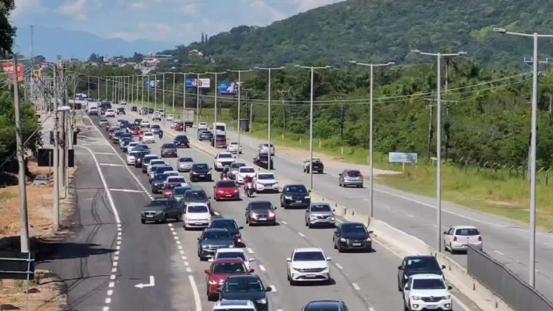 A imagem mostra o trânsito para ir ao litoral.