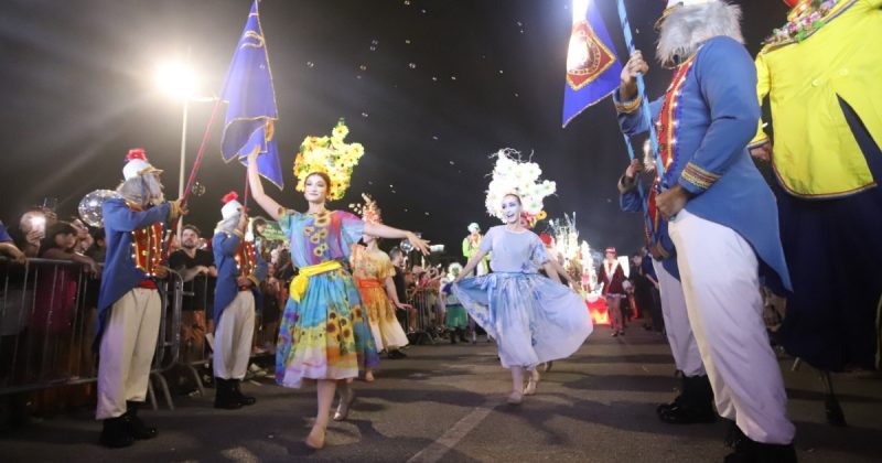 Imagens de um desfile de Natal