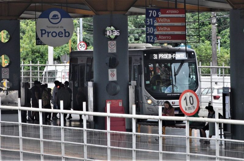 Ônibus da Proeb em Blumenau pegando passageiros 