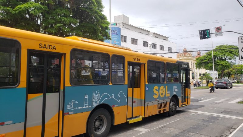 Foto mostra ônibus que faz parte do transporte coletivo de Itajaí