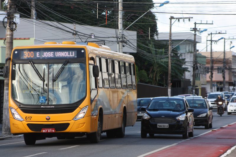 Imagem mostra ônibus do transporte coletivo de Itajaí, que poderá sofrer paralisação 