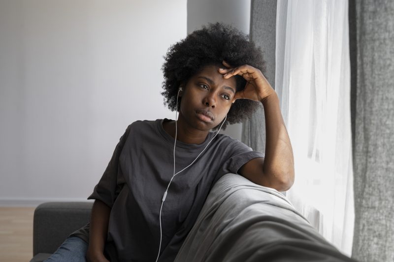 Mulher escutando música triste 