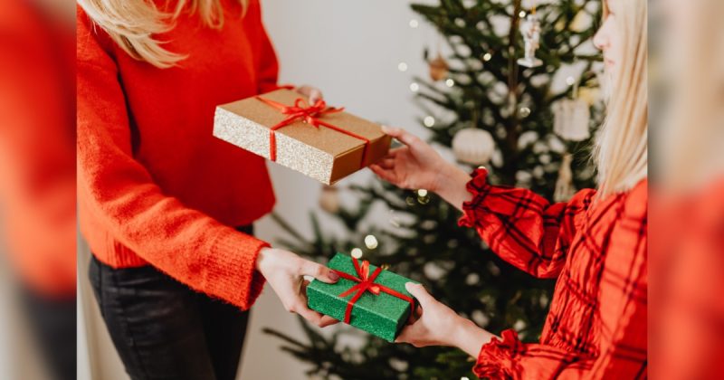 na foto aparece o ato de dar presente no Natal que ajuda a fortalecer laços familiares