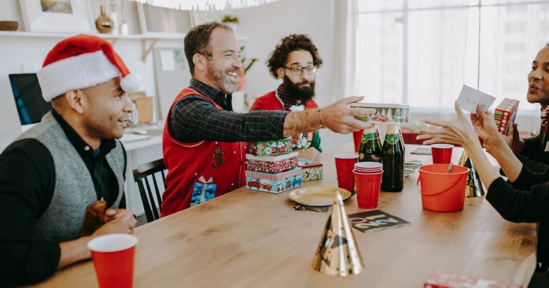 Pessoas trocando presente de Natal