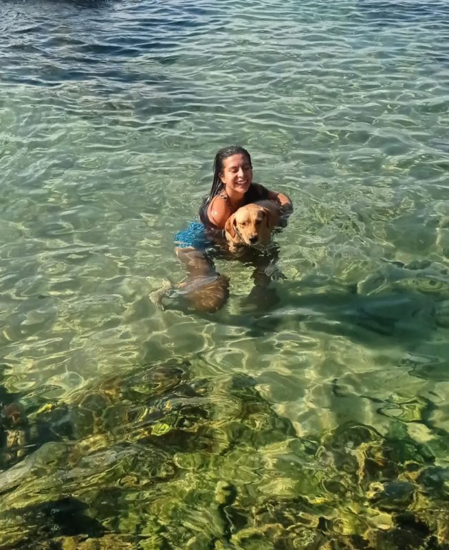 Turista em praia brasileira com cachorrinha 