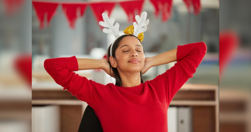 Mulher com mãos na cabeça e vestida com enfeites de natal