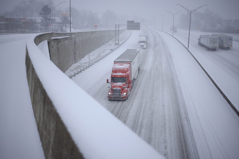 Caminhões tentam atravessar a neve em Louisville, no estado de Kentucky