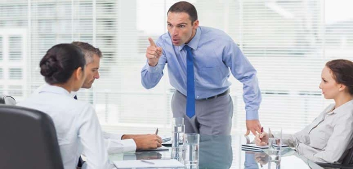 arrogante Pessoas desprovidas de inteligência podem ser muito arrogantes