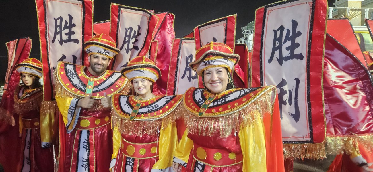 Família reunida para mais um Carnaval representando a União Ilha da MagiaFoto: Leandra da Luz/ND Mais