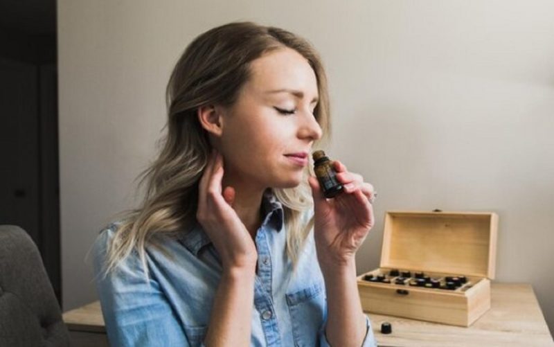 na foto aparece uma mulher cheirando um dos 7 aromas que melhoram a memória