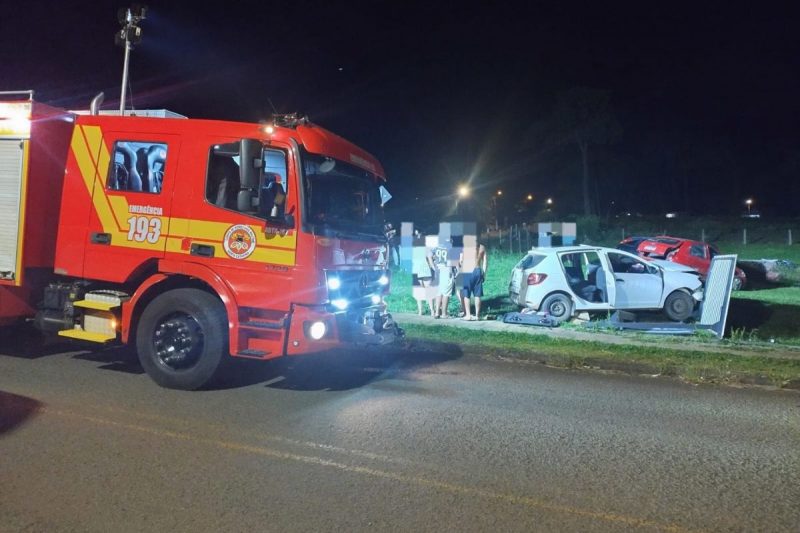 Três pessoas ficam presas às ferragens após colisão entre dois carros no Oeste de SC