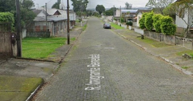 Rua em que a criança foi encontrada sozinha em Criciúma