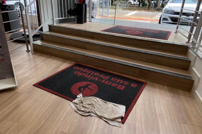 Pano na entrada da academia após as chuvas no Centro de Florianópolis