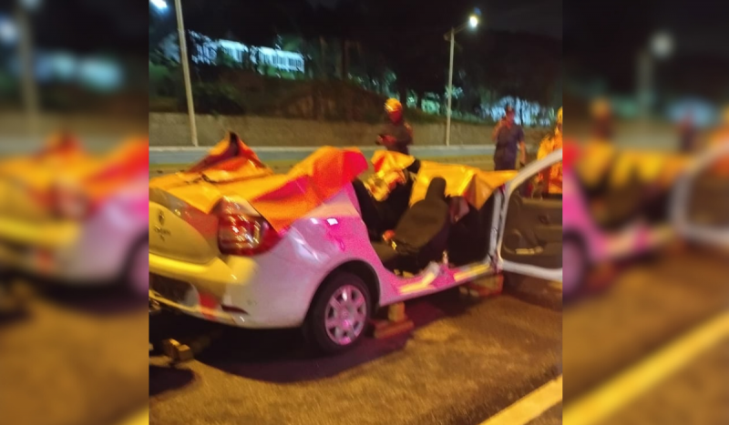 Carro com teto removido na Avenida Beira Mar Norte