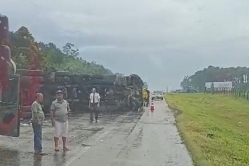 BR-101 foi bloqueada pelo caminhão 