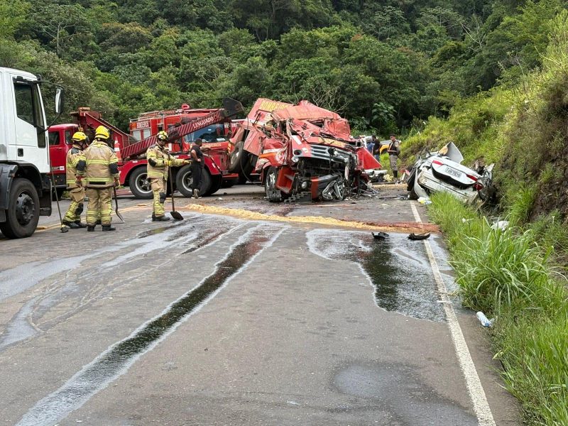 Dois bombeiros e três ocupantes do carro morreram no acidente 