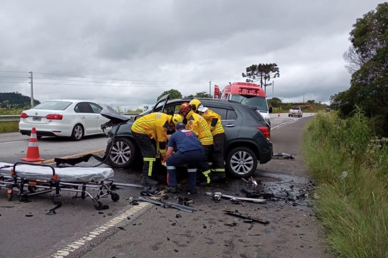 Samu atende vítima de acidente na BR-282