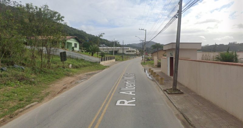 Trecho da rua onde grave batida contra caminhão ocorreu em Brusque