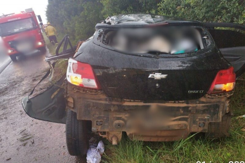 Um carro ficou destruído após o grave acidente 