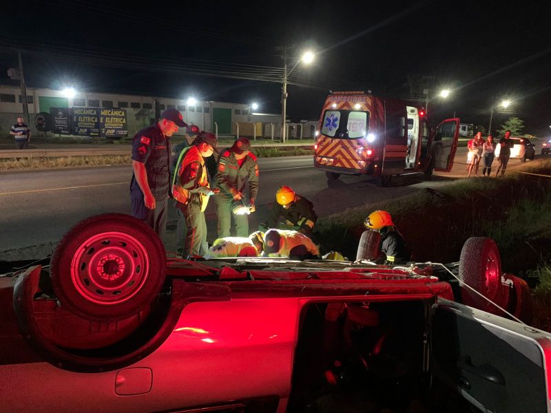 Acidente de caminhonete em Rio do Sul: veículo capotado às margens da rodovia BR-470