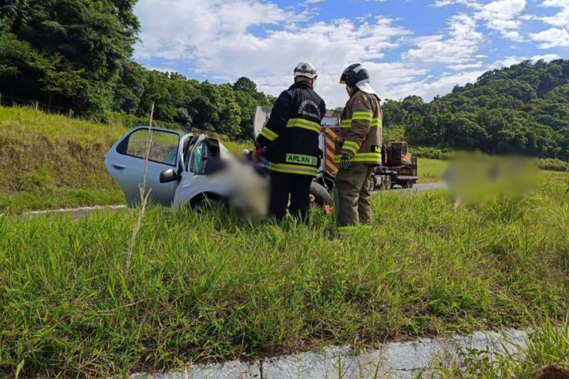 Mulher morre em acidente entre carro e caminhão na SC-283