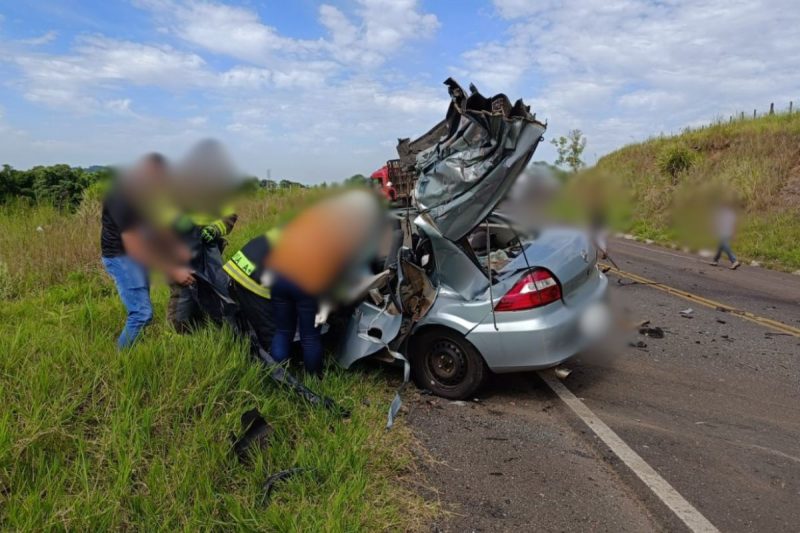 Mulher morre em acidente entre carro e caminhão na SC-283