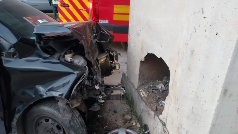 Motorista sofre ferimentos graves em batida. Carro ficou com a parte da frente destruído na colisão 