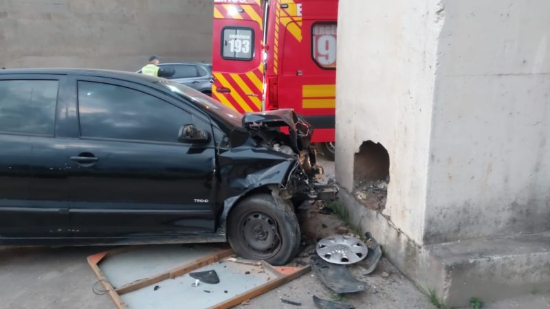 Motorista sofre ferimentos graves em batida. Carro ficou com a parte da frente destruído na colisão 