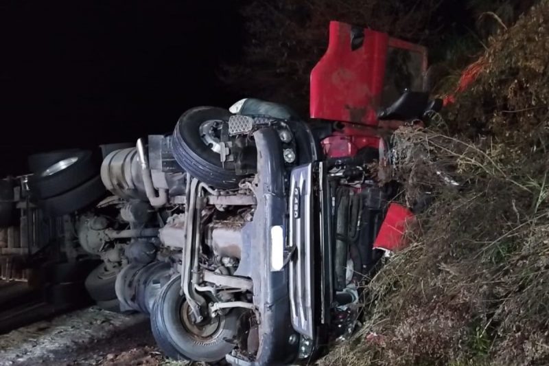 O motorista foi resgatado após ficar preso às ferragens em Ponte Serrada